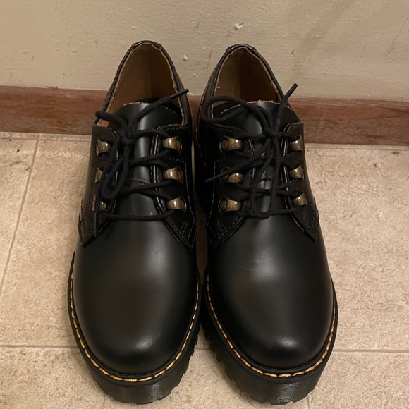 NWOB Doc Martens Leona Lo Vintage Smooth Leather Heeled Shoes Size 6 - Picture 10 of 13